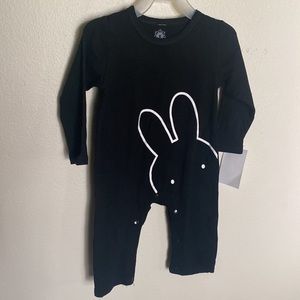 Daisy🐰 long sleeves black snap onesie